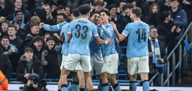 لاعبي مانشستر سيتي يحتفلون بعد الفوز على نيوكاسل والتأهل لنهائي كأس الرابطة.